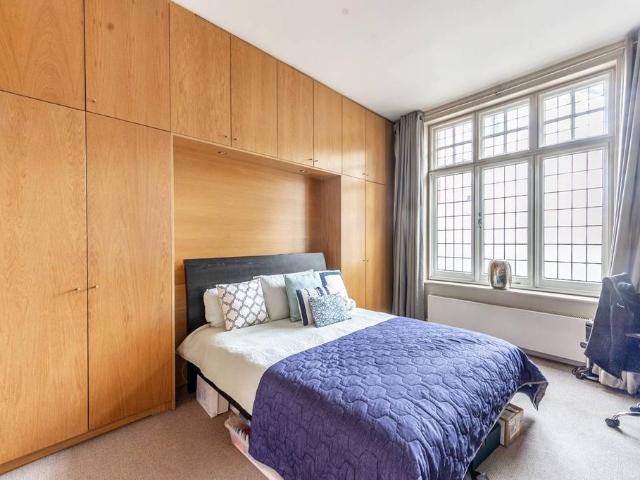 Iverna Gardens, Kensington, London, W8 3 bed flat to rent £10,833 pcm £2,500 pw