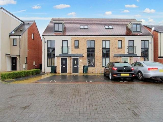 Iveston Avenue, Great Park, Newcastle. 3 bed townhouse to rent £1,200 pcm £277 pw