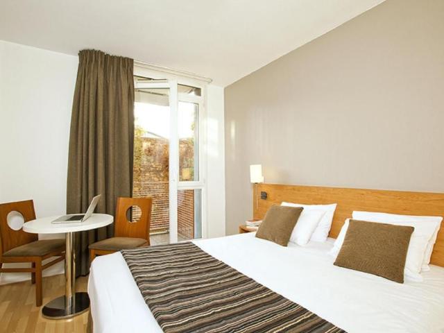 Ivry sur Seine Well lit studio with interior garden, close to Paris Bercy