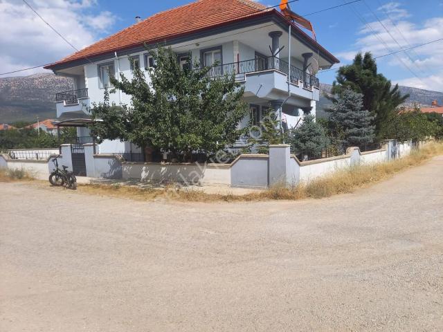 Çivril Gürpınar Mah. 906 M2 Arsa İçinde 2 Kat 1 Bodrum Kaloriferli 10 Başlık Açık Besi Ev Satılık