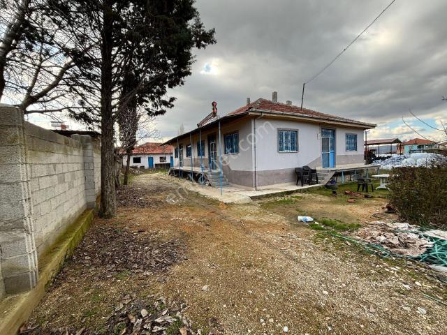 Çivril Kıralan Mah. 1575 Metrekare Arsa İçinde 2 Daire Ev Açık Ve Kapalı Besane