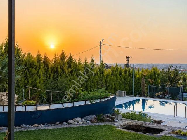 Çivril'de Havuzlu Villa