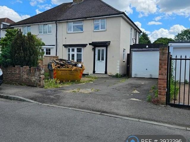 Ivy Crescent, Slough, SL1 3 bed semi detached house to rent £2,100 pcm £485 pw