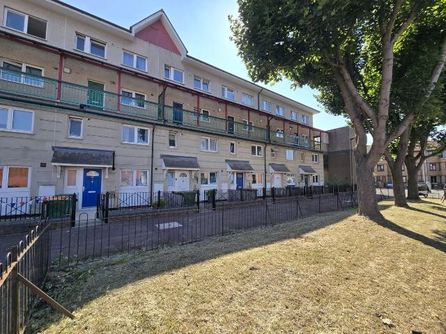 Ivy Road, London E16, 4 bed maisonette to rent, £2,700 pcm | PrimeLocation