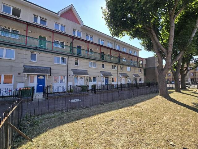 Ivy Road, London E16 4 bed terraced house to rent £2,700 pcm £623 pw