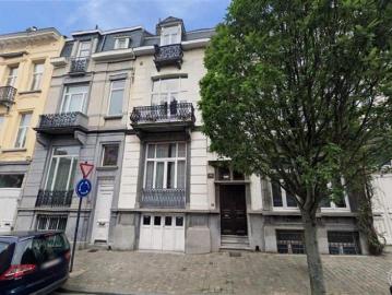 Ixelles Ponds House with garden and garage