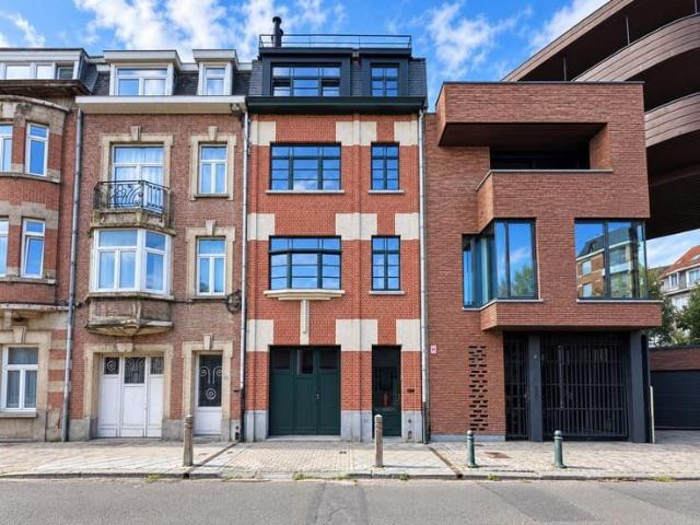 IXELLES – Unique ±300 m² bel etage house with 2 bedrooms
