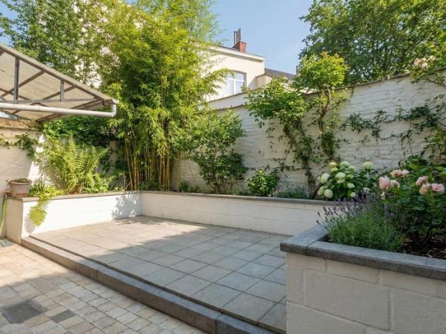 IXELLES/EU District: Bright ground floor with courtyard