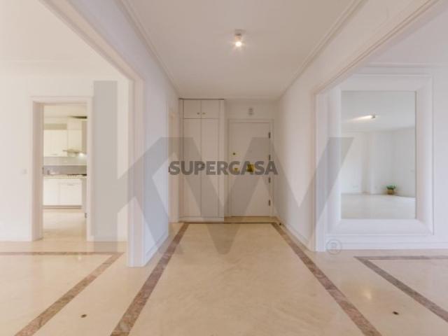 Já imaginou viver no centro de Lisboa, num Edifício de prestigio, com piscinas e campos de ténis?