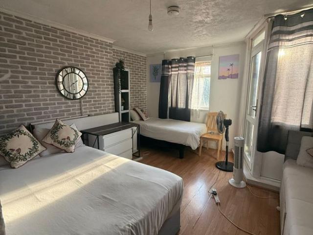 Jamaica Street, Stepney Green/ Whitechapel E1, 4 bed flat to rent, £3,200 pcm | PrimeLocation