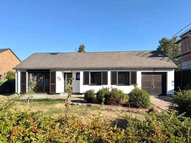 JAMBES, Single storey house with garden and garage