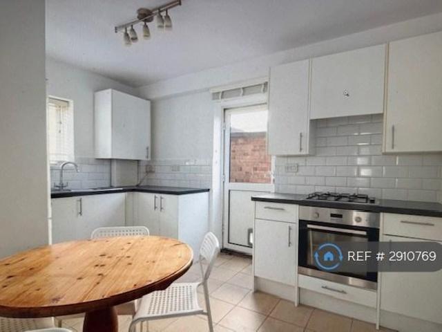 James Welch Court, London, W3 2 bed flat to rent £2,200 pcm £508 pw