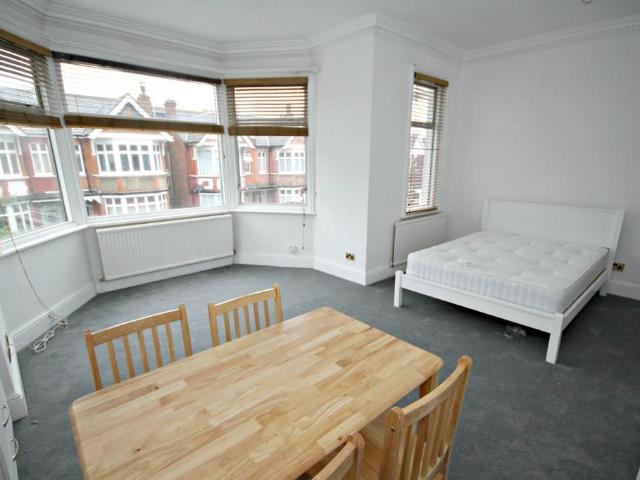James Avenue, London Studio to rent £1,352 pcm £312 pw
