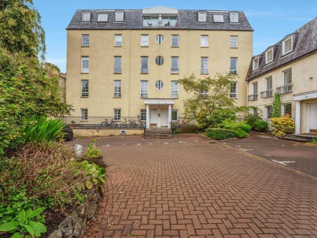 James Square, Caledonian Crescent. 3 bed flat to rent £2,100 pcm £485 pw