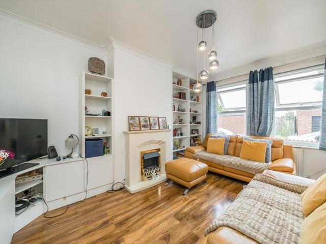 James Street, Hounslow TW3 2 bed house to rent £2,195 pcm £507 pw