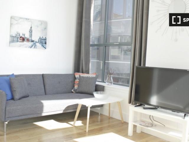 Jamie's Wine Bar & Restaurant, 2 St. Mary at Hill, Monument, London, EC3R 8EE, United Kingdom | 1 bed apartment for rent #138552175 | Rentberry