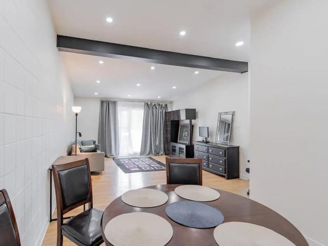Jan 1, 2027 Stunning 3 Bed, 1 Bath All Utiliies/ Parking/ Fully Fenced Yard — 3 Bedrooms Duplex