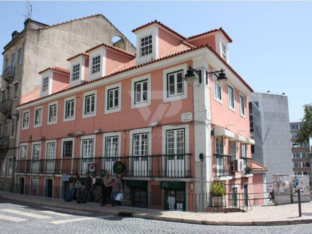 Janelas Verdes e Av. Infante Santo. Apartamento T3 Duplex em Prédio pombalino recuperado