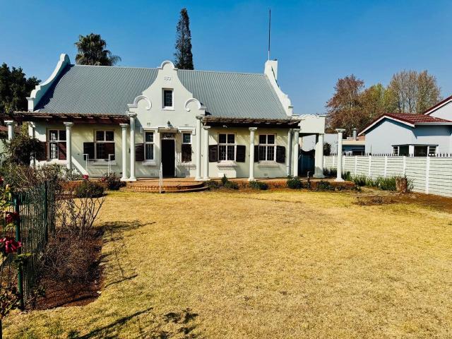 JANINE WELCOMES YOU TO ANOTHER GREAT LISTING