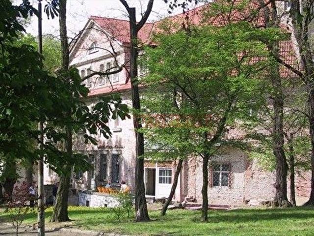Zabytkowy pałac 2260 m2 z parkiem i infrastrukturą