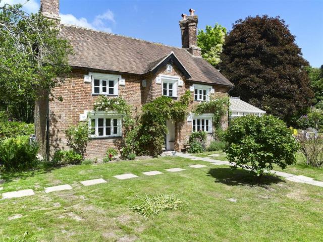 Jackets Fields, Whitehill, Boughton. 4 bed detached house to rent £3,600 pcm £831 pw