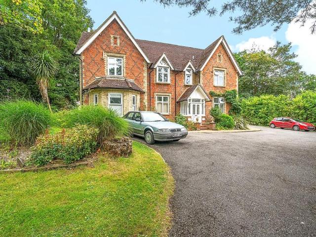 Jackmans Lane, Woking, GU21 Studio to rent £995 pcm £230 pw
