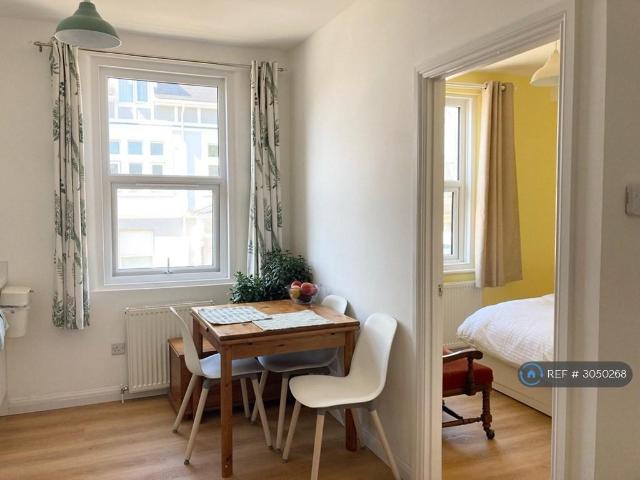 Jackson House, Bournemouth, BH5 2 bed flat to rent £1,350 pcm £312 pw