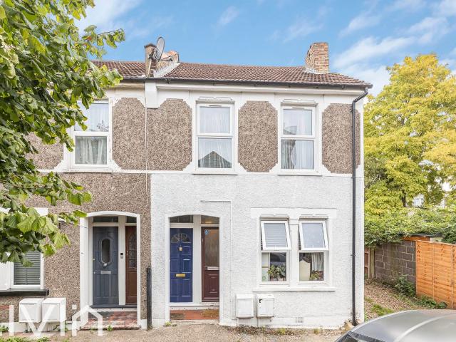 Jacksons Place, Cross Road, East Croydon CR0, 2 bed maisonette to rent, £1,800 pcm | PrimeLocation