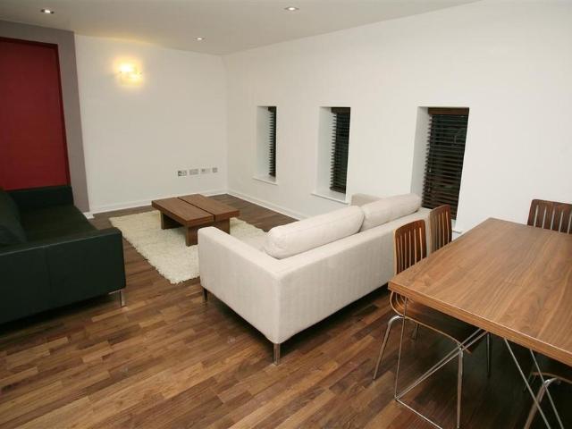 Jacob Masions, Umberston Street. 3 bed flat to rent £3,100 pcm £715 pw