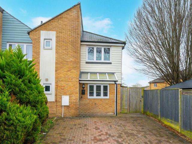 Jacobs Green, Guildford, GU1 3 bed semi detached house to rent £2,900 pcm £669 pw