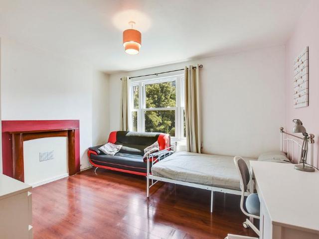Jacobson House, Old Castle Street. 3 bed flat to rent £3,350 pcm £773 pw