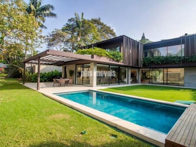 Jardim Guedala 550,0m²AC 952,0m² Área de Terreno 3 Suítes, 4 Vagas Piscina, Sauna e Spa