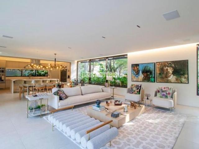 Jardim Guedala 550,0m²AC 952,0m² Área de Terreno 3 Suítes, 4 Vagas Piscina, Sauna e Spa