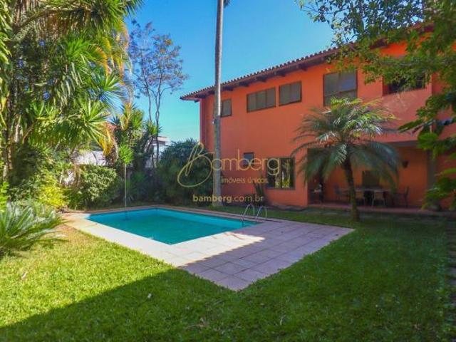 Jardim Guedala casa com 900 m2 de terreno com muito verde, com 4 quartos/2 suítes, 4 garagens !