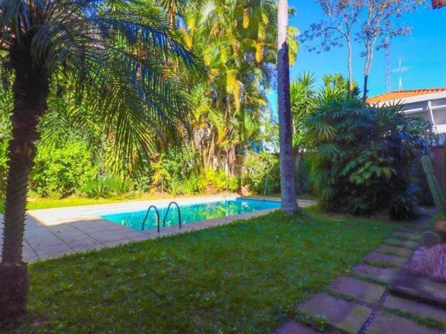 Jardim Guedala casa com 900 m2 de terreno com muito verde, com 4 quartos/2 suítes, 4 garagens !