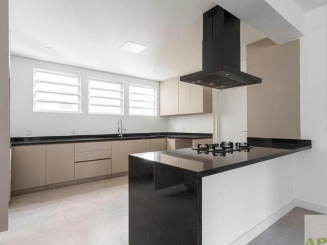 Jardim Paulista 3 Dormitórios, Suíte, 2 garagens, 225m²