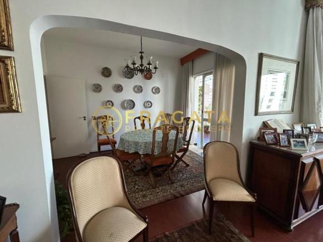 Jardim Paulista | 207m², Varanda, 2 Vagas Fixas e Planta Ampla