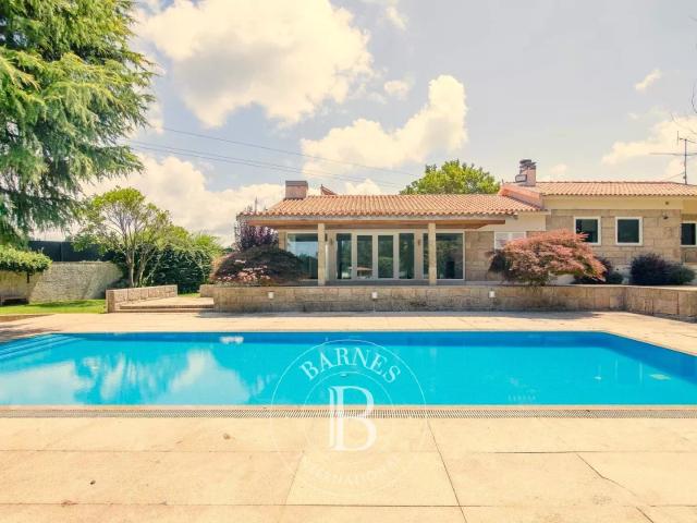 Jardim, piscina e ténis