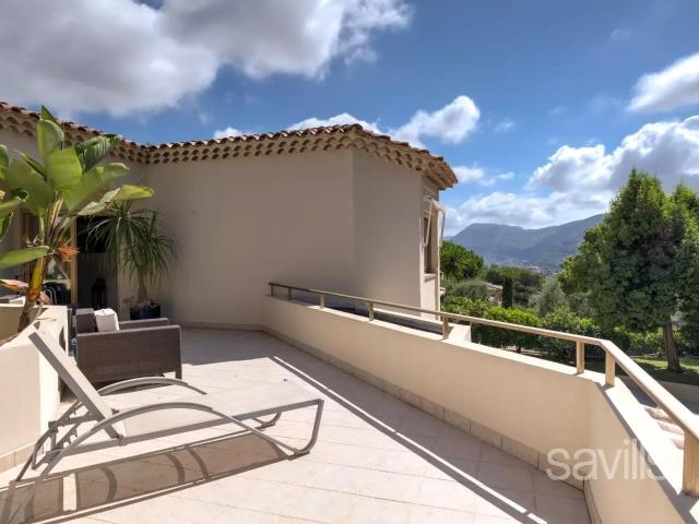 Jardin exceptionnel et vue mer dans un domaine recherché 241m² Nice