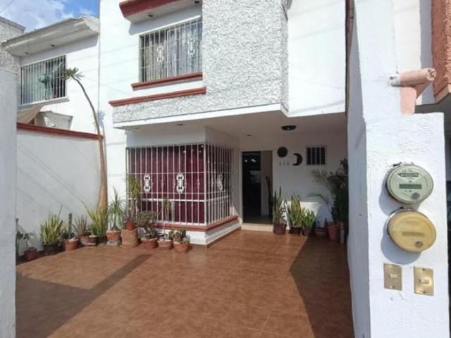 JARDINES DE ORIENTE CASA VENTA 3 RECAMARAS 2 BAÑO 2 ESTACINAMIENTOS REMODELADA