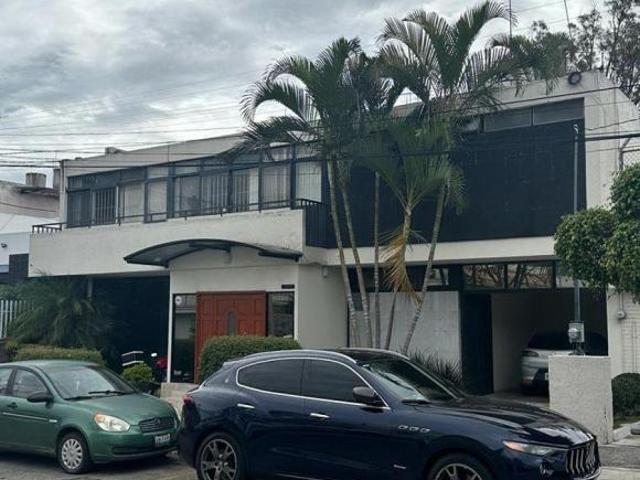 JARDINES DEL BOSQUE CASA EN VENTA