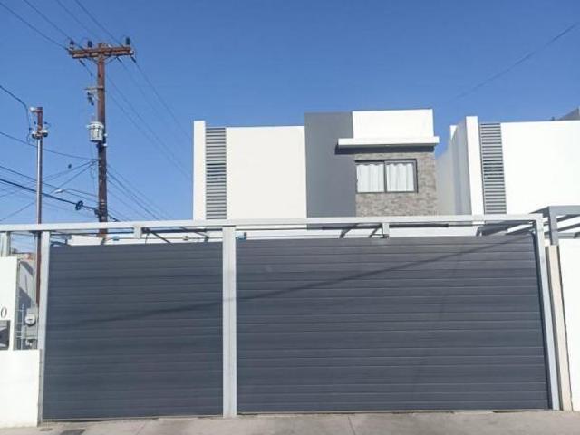 JARDINES DEL LAGO / CASA EN VENTA EN MEXICALI