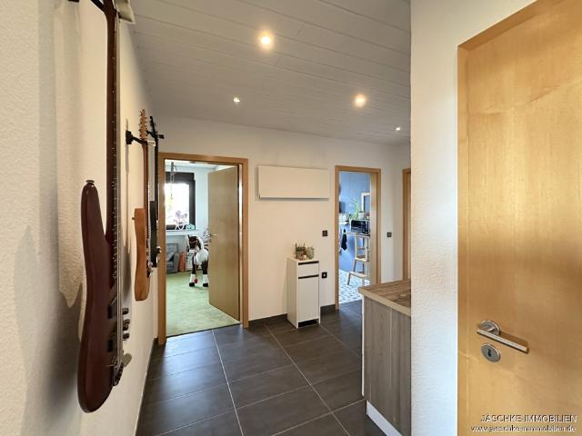 JÄSCHKE Großzügige 4 Zimmer Dachgeschosswohnung mit Gartenanteil und Garage