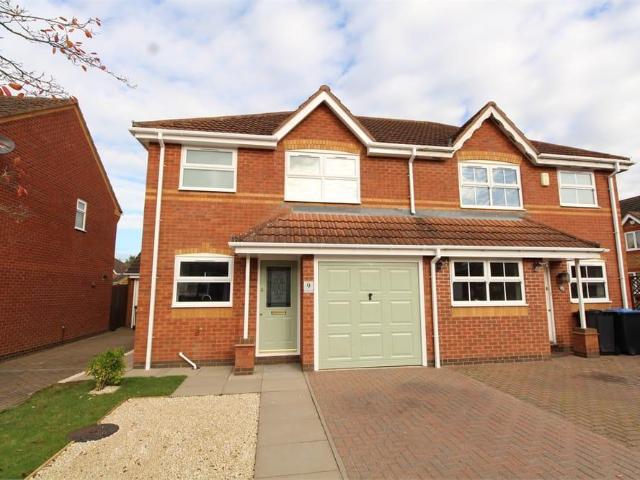 Jasmine Close, Lutterworth LE17 3 bed semi detached house to rent £1,350 pcm £312 pw