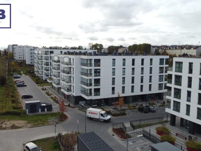 Sprzedam jasne 2 pokojowe mieszkanie z balkonem i parkingiem