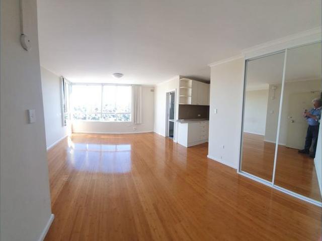 JAW DROPPING VIEWS OF THE BRIDGE & OPERA HOUSE, GREAT CONDITION STUDIO