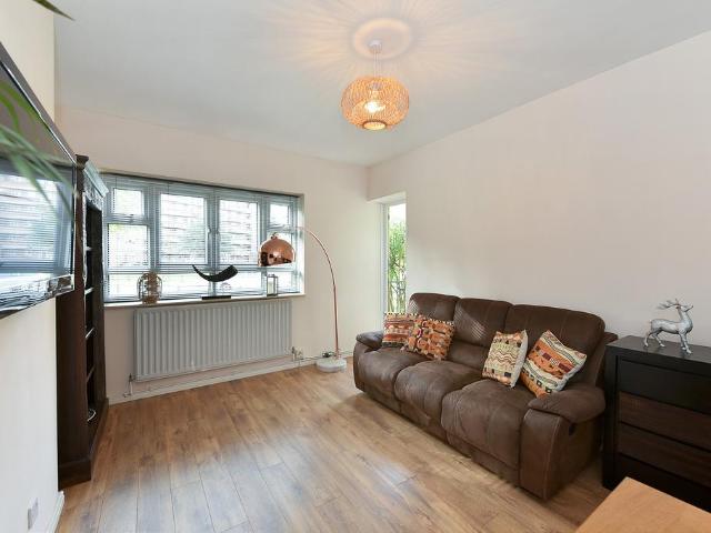 Jay House, Horne Way, Putney, London. 2 bed flat to rent £2,150 pcm £496 pw