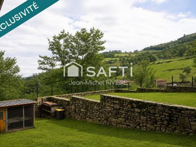 Je vous propose en Exclusivité, cette ferme en pierre du 19e siècle entièrement rénovée, située à 7 minutes à pied du charmant village d’Yzeron, sur 5100 m2 de terrain