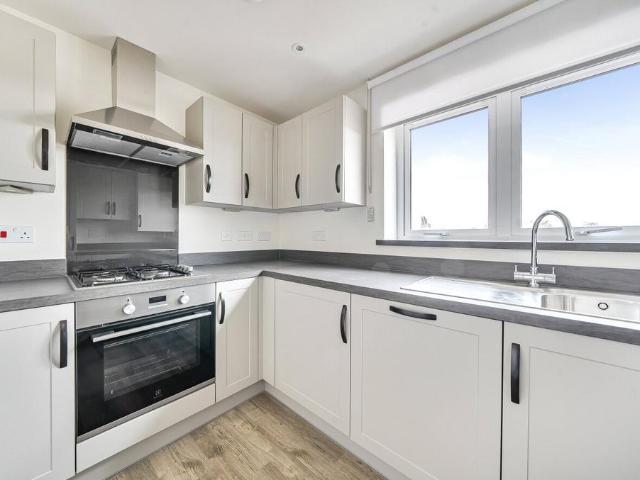 Jenyns Drive, Cambridge, Cambridgeshire 2 bed apartment to rent £1,650 pcm £381 pw