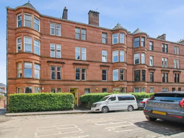 Jedburgh Gardens, North Kelvinside. 3 bed flat to rent £1,400 pcm £323 pw